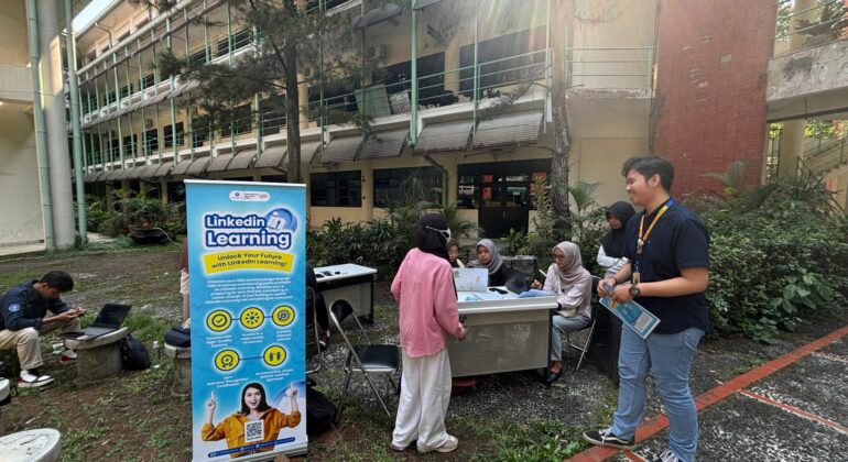 Linkedin Learning Booth: Optimizing Learning and Career Development for IPB Students